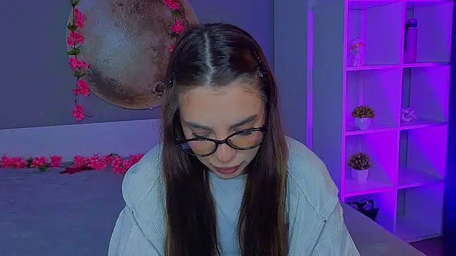 LauraHansil online show from March 17, 7:17 pm