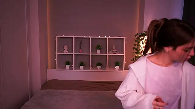 LauraHansil online show from November 8, 7:01 am