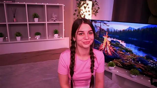 LauraHansil online show from November 5, 8:39 am