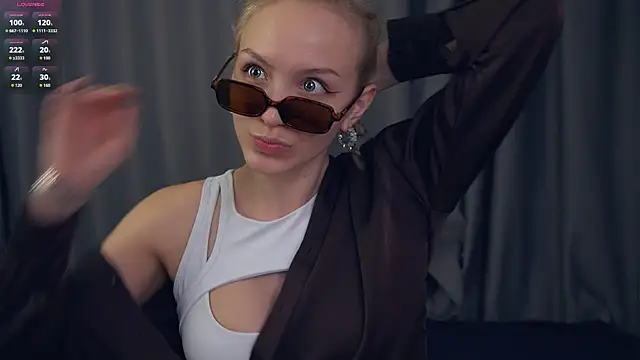 VetaManhardt online show from April 12, 10:35 pm