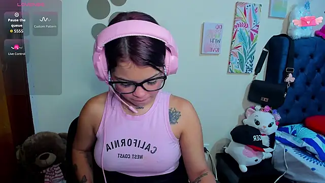 Snapshot of Emma_boo chatting on November 17, 3:05 pm Emma boo online show from November 17, 3:05 pm