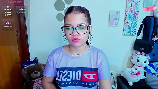 Snapshot of Emma_boo chatting on November 18, 4:43 pm Emma boo online show from November 18, 4:43 pm