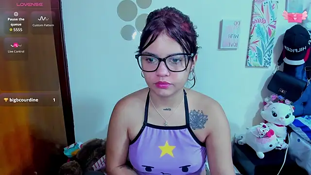 Snapshot of Emma_boo chatting on November 11, 1:28 pm Emma boo online show from November 11, 1:28 pm