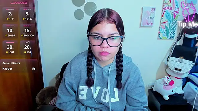 Snapshot of Emma_boo chatting on December 4, 7:35 pm Emma boo online show from December 4, 7:35 pm