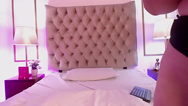 Snapshot of ViolettConnor-x chatting on December 2, 7:59 pm ViolettConnor-x online show from December 2, 7:59 pm