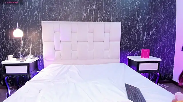 Snapshot of ViolettConnor-x chatting on October 30, 8:50 pm ViolettConnor-x online show from October 30, 8:50 pm