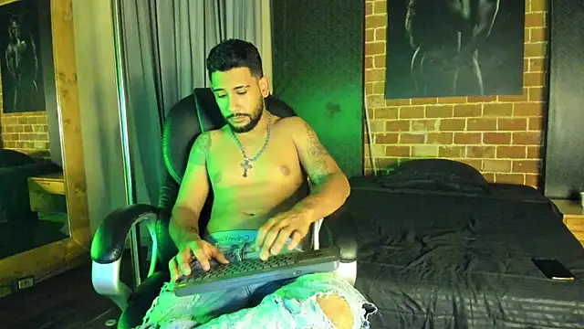 Snapshot of OwenScott chatting on November 1, 5:03 am OwenScott online show from November 1, 5:03 am