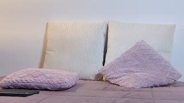 Snapshot of Naomidelavega1 chatting on February 6, 1:23 am Naomidelavega1 online show from February 6, 1:23 am