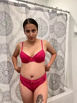 Snapshot of Synne chatting on October 31, 1:35 am Synne online show from October 31, 1:35 am