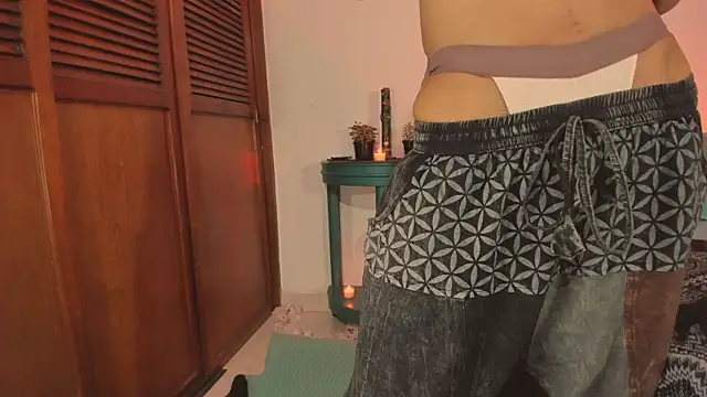 Snapshot of estmonnn chatting on November 9, 12:25 am estmonnn online show from November 9, 12:25 am