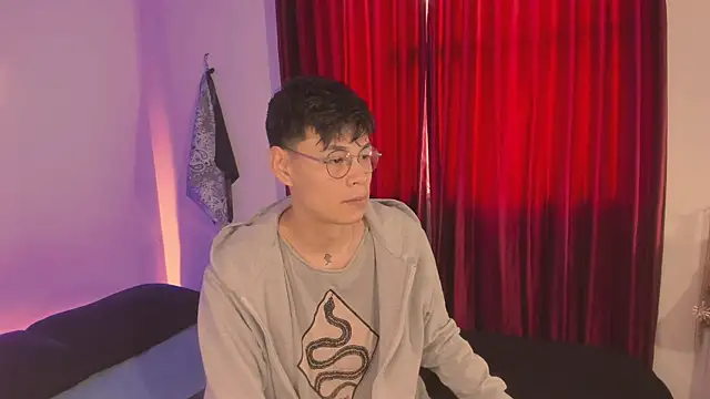 Snapshot of estmonnn chatting on November 15, 9:19 pm estmonnn online show from November 15, 9:19 pm