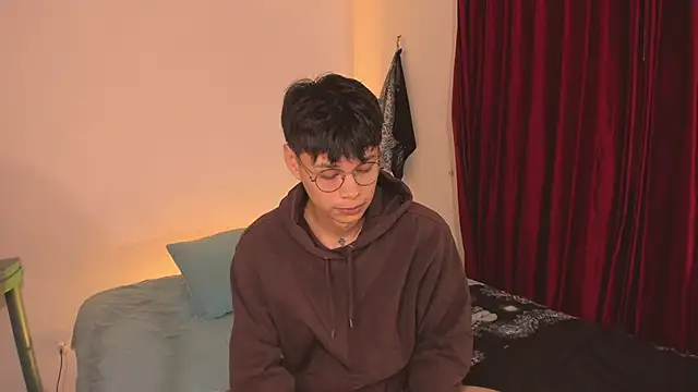 Snapshot of estmonnn chatting on November 7, 12:04 am estmonnn online show from November 7, 12:04 am