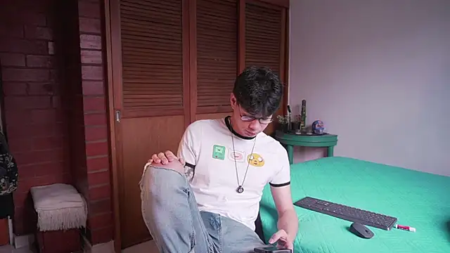 estmonnn online show from March 28, 7:37 pm