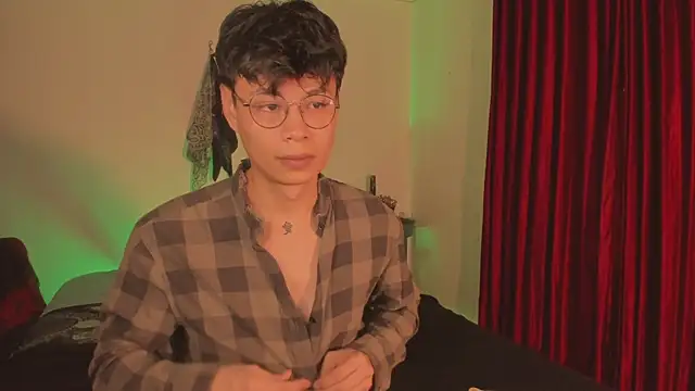 Snapshot of estmonnn chatting on December 17, 12:04 am estmonnn online show from December 17, 12:04 am