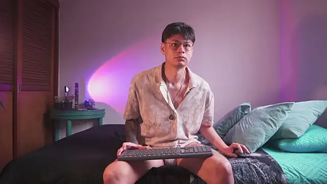 estmonnn online show from March 7, 10:37 pm