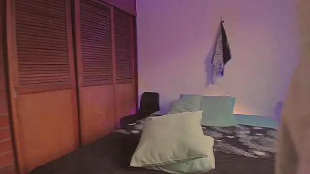 Snapshot of estmonnn chatting on December 15, 10:04 pm estmonnn online show from December 15, 10:04 pm