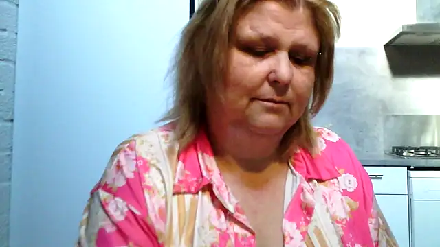 Snapshot of Sylviastar46 chatting on March 2, 9:27 am Sylviastar46 online show from March 2, 9:27 am