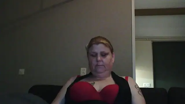 Snapshot of Sylviastar46 chatting on February 8, 9:34 pm Sylviastar46 online show from February 8, 9:34 pm