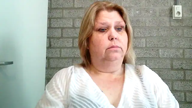 Snapshot of Sylviastar46 chatting on March 3, 9:38 am Sylviastar46 online show from March 3, 9:38 am