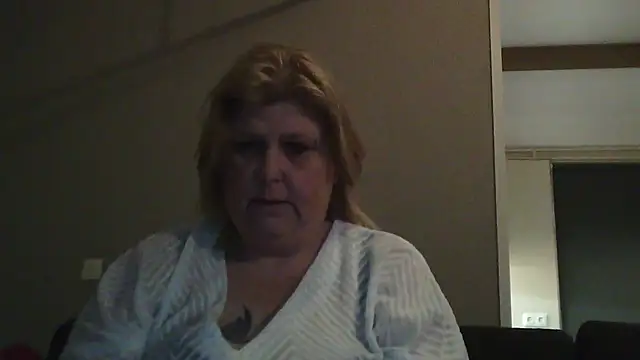 Snapshot of Sylviastar46 chatting on February 5, 9:16 am Sylviastar46 online show from February 5, 9:16 am