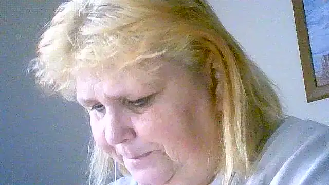 Snapshot of Sylviastar46 chatting on November 16, 9:25 am Sylviastar46 online show from November 16, 9:25 am