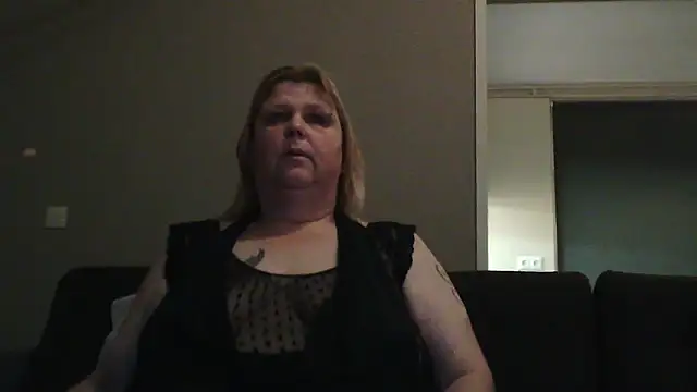 Snapshot of Sylviastar46 chatting on February 8, 9:29 am Sylviastar46 online show from February 8, 9:29 am