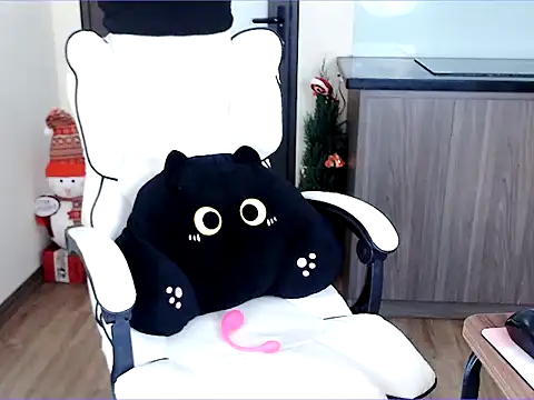 Snapshot of Luna_loveU chatting on December 16, 3:16 pm Luna loveU online show from December 16, 3:16 pm