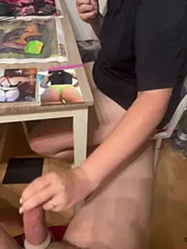 Teeny-Slut18 online show from June 24, 11:24 pm