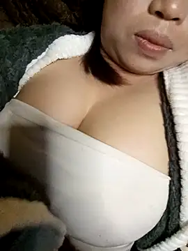 Snapshot of julybe chatting on March 4, 5:42 pm julybe online show from March 4, 5:42 pm