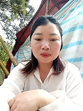 Snapshot of julybe chatting on April 4, 7:59 am julybe online show from April 4, 7:59 am
