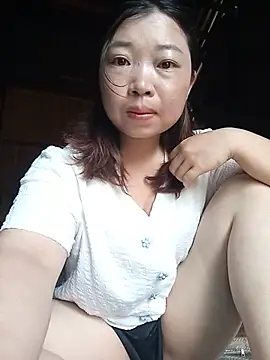 Snapshot of julybe chatting on June 8, 5:41 am julybe online show from June 8, 5:41 am