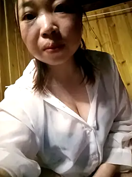 Snapshot of julybe chatting on April 2, 3:30 pm julybe online show from April 2, 3:30 pm