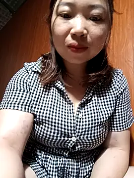 Snapshot of julybe chatting on April 1, 4:15 pm julybe online show from April 1, 4:15 pm