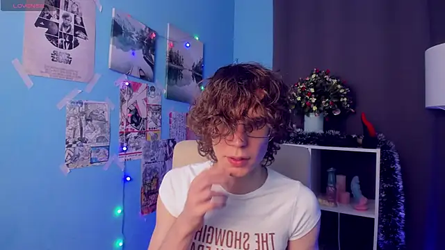 Snapshot of LeoBensyten chatting on December 1, 1:56 pm LeoBensyten online show from December 1, 1:56 pm