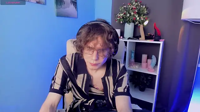 Snapshot of LeoBensyten chatting on November 11, 11:53 pm LeoBensyten online show from November 11, 11:53 pm