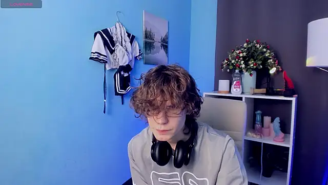 Snapshot of LeoBensyten chatting on November 19, 5:13 pm LeoBensyten online show from November 19, 5:13 pm