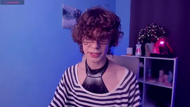 Snapshot of LeoBensyten chatting on November 5, 1:47 pm LeoBensyten online show from November 5, 1:47 pm