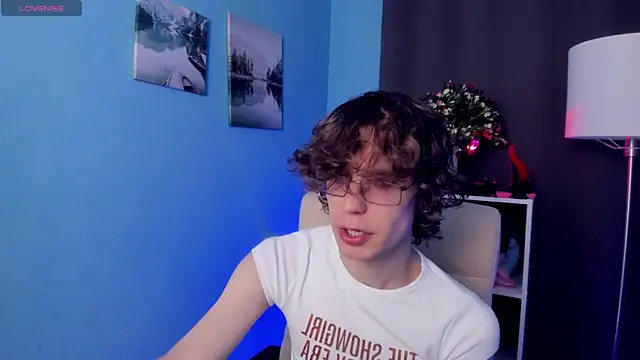 Snapshot of LeoBensyten chatting on November 16, 4:45 pm LeoBensyten online show from November 16, 4:45 pm