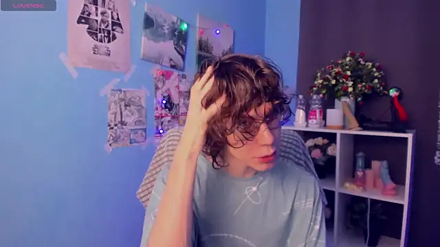 Snapshot of LeoBensyten chatting on December 17, 4:23 pm LeoBensyten online show from December 17, 4:23 pm