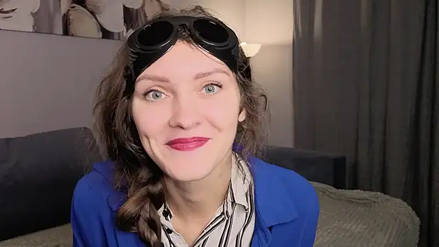 Snapshot of LauraYoungg chatting on October 30, 7:44 pm LauraYoungg online show from October 30, 7:44 pm