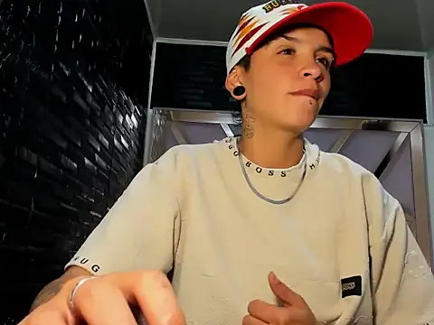 Snapshot of SubGirlRs chatting on October 31, 3:03 am SubGirlRs online show from October 31, 3:03 am