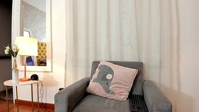 Snapshot of LahanaKimish chatting on November 17, 1:09 am LahanaKimish online show from November 17, 1:09 am