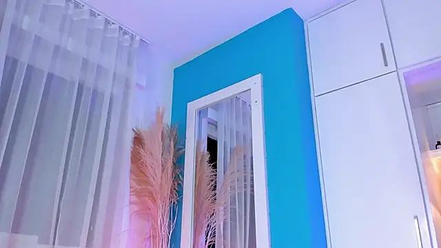 Snapshot of LahanaKimish chatting on February 5, 3:46 am LahanaKimish online show from February 5, 3:46 am