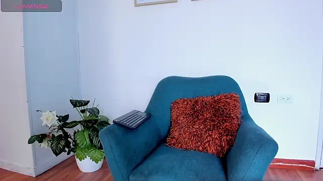 Snapshot of LahanaKimish chatting on October 31, 12:35 pm LahanaKimish online show from October 31, 12:35 pm