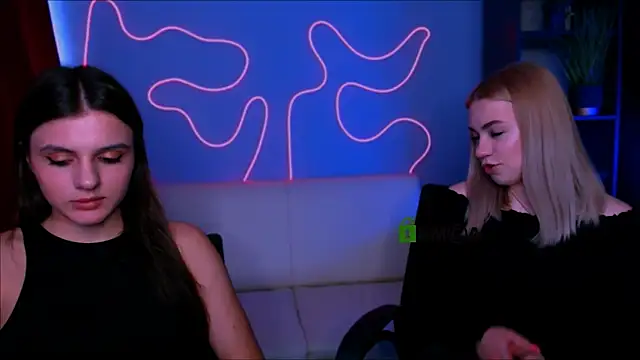 lisa dark  online show from May 11, 12:17 pm