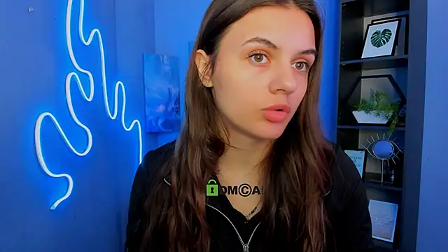 lisa dark  online show from June 15, 9:53 am
