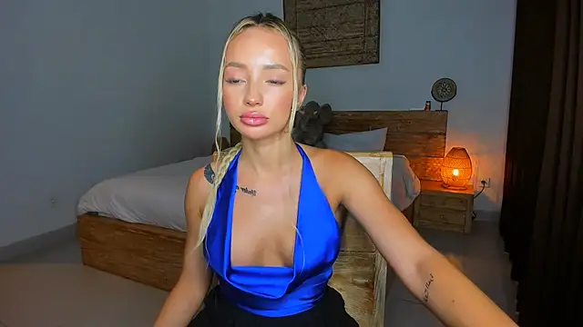 Snapshot of TangledChannels chatting on October 30, 2:32 am TangledChannels online show from October 30, 2:32 am