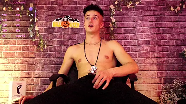 Snapshot of SirReedd chatting on October 29, 5:56 pm SirReedd online show from October 29, 5:56 pm