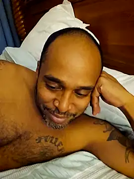 Snapshot of TraddyZaddy chatting on October 31, 3:47 am TraddyZaddy online show from October 31, 3:47 am