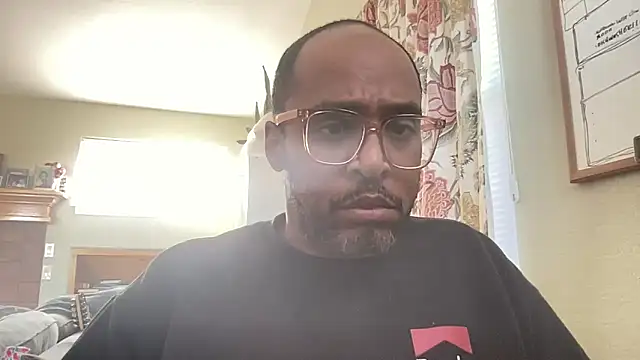 Snapshot of TraddyZaddy chatting on October 29, 6:18 pm TraddyZaddy online show from October 29, 6:18 pm